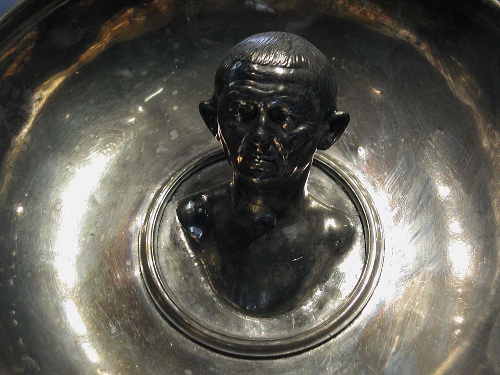 Villa della Pisanella, Boscoreale. Boscoreale silver. Cup with emblema. Bust of elderly man. 
Coupe  emblema. Buste d'homme g.
Now in the Louvre, inventory number BJ1970.

