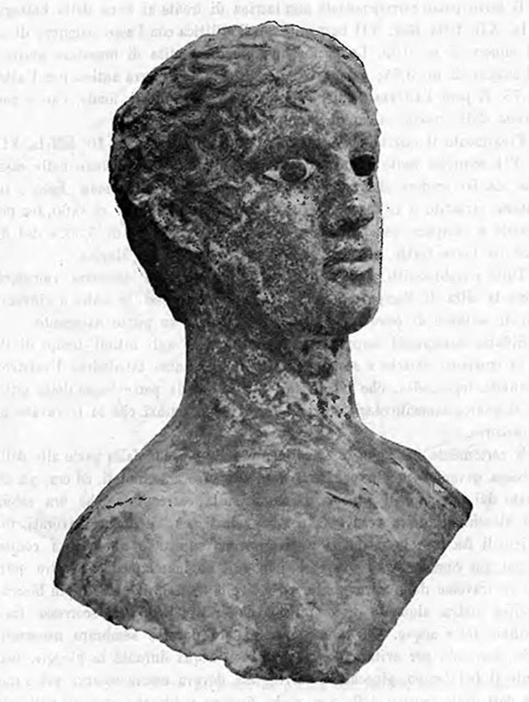 Villa of T. Siminius Stephanus, fondo Barbatelli. 27th November 1900.  Side view of the head of the statue of the Efebo. See Notizie degli Scavi di Antichit, 1900, p. 588, fig. 3b.