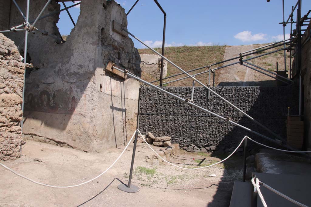 Pompeii Street Shrine at V.8, on left. On the right is V.3. September 2021. 
Looking east from junction with Vicolo dei Balconi, towards blocked continuation of Vicolo delle Nozze d’Argento. 
Photo courtesy of Klaus Heese.
