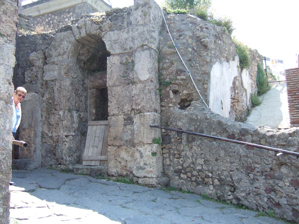 Pompeii Porta Marina. May 2006. South side of gate.