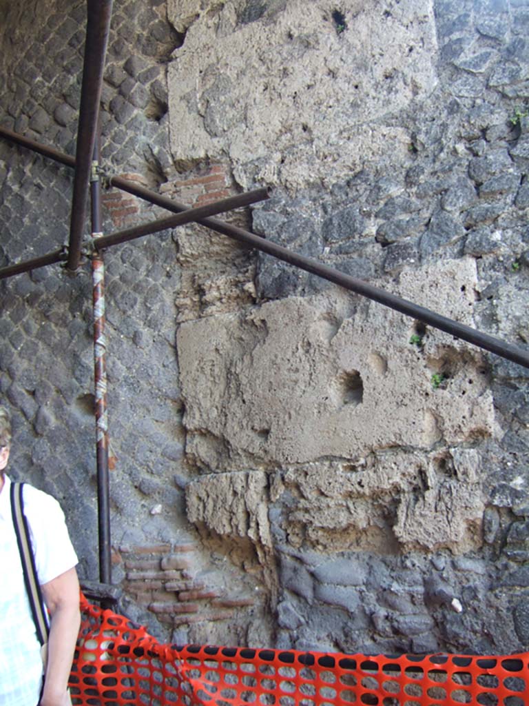 Pompeii Porta Marina. May 2006. South wall of tunnel for larger goods and animals.