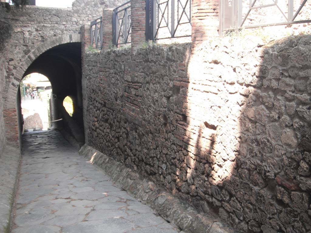 Porta Marina, Pompeii. May 2010. Looking out through gate to west. Photo courtesy of Ivo van der Graaff.