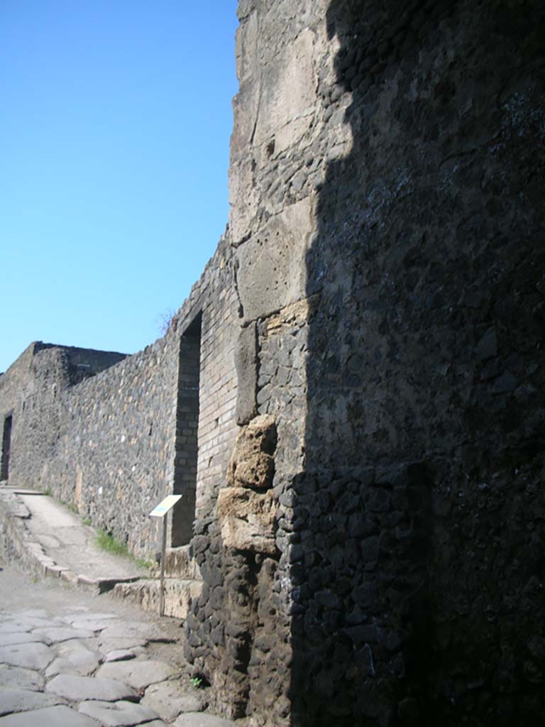 Porta di Nocera or Nuceria Gate, Pompeii. May 2010. 
Looking north on east side of gate towards Via di Nocera. Photo courtesy of Ivo van der Graaff.

