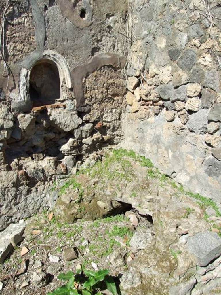 VIII.5.5 Pompeii.  March 2009.  Room 30. Kitchen,  North west corner, with Niche and bench or hearth.