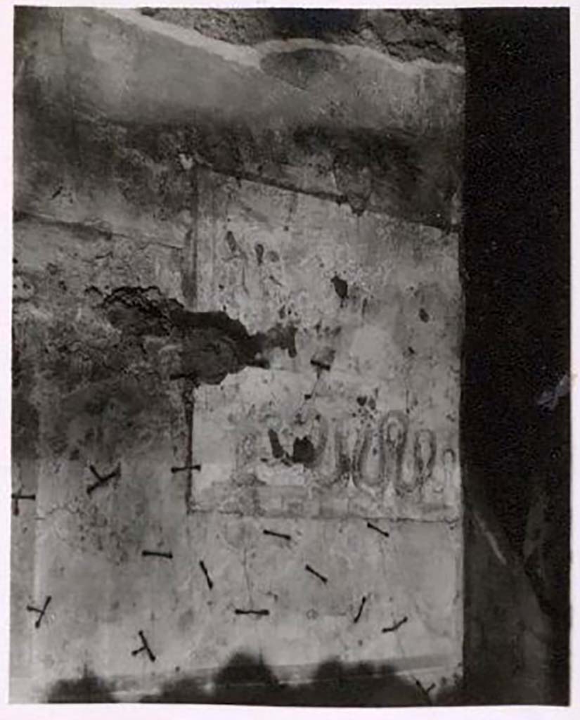 IX.2.16 Pompeii. Pre-1943. Lararium painting on north wall of triclinium at east end of wall. Photo by Tatiana Warscher.
See Warscher, T. Codex Topographicus Pompeianus, IX.2. (1943), Swedish Institute, Rome. (no.71.), p. 156.
