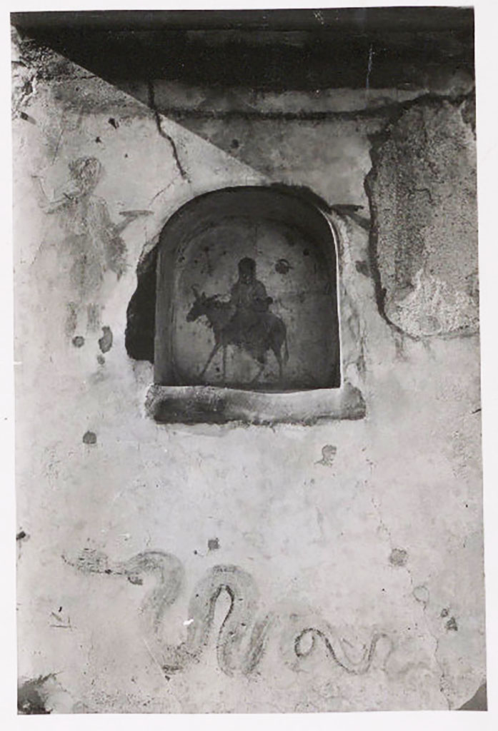 IX.2.24 Pompeii. W.1511. c.1935-1943. West wall of stable, with lararium in niche.
The right-hand Lar seems to have been removed.
Photo by Tatiana Warscher. Photo © Deutsches Archäologisches Institut, Abteilung Rom, Arkiv. 
See Warscher, T. Codex Topographicus Pompeianus, IX.2. (1943), Swedish Institute, Rome. (no.125.), p. 216.
