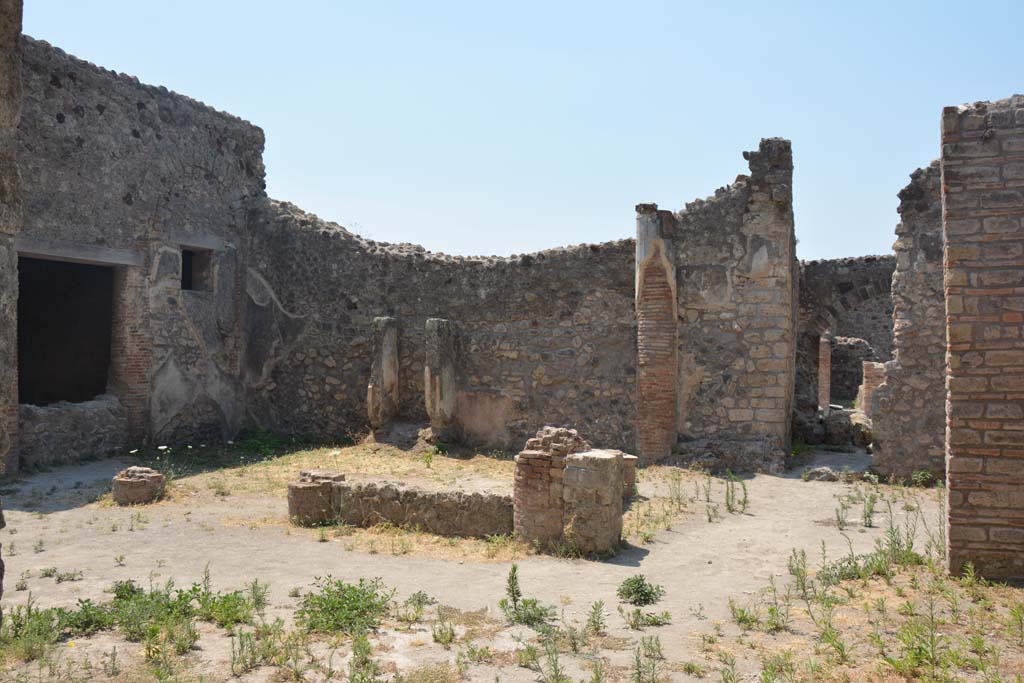 IX.2.27 Pompeii. July 2017. Looking south-west across portico towards shrine in peristyle.
Foto Annette Haug, ERC Grant 681269 DÉCOR.

