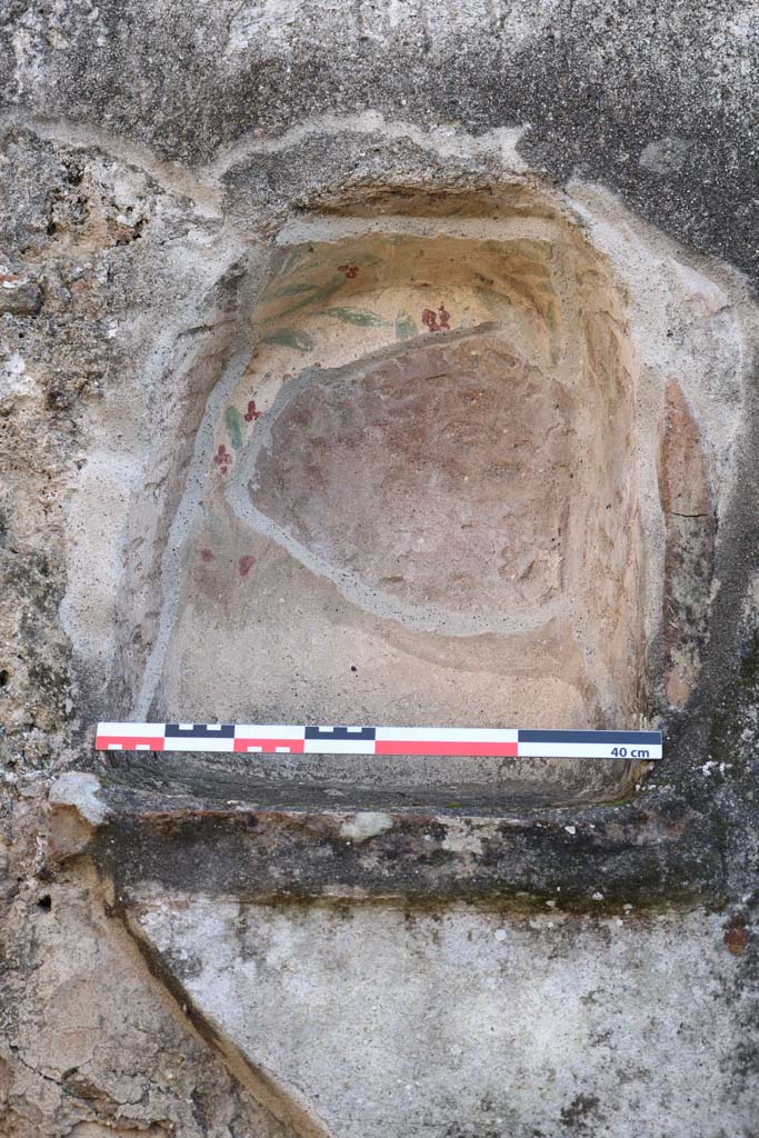 IX.3.12 Pompeii. December 2018. 
Detail of niche set into south wall. Photo courtesy of Aude Durand.
