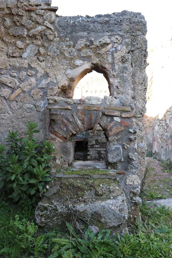 IX.7.25 Pompeii. December 2018. Looking north from IX.7.25 into IX.7.24.
Looking north into IX.7.24, from north-west corner of atrium. Photo courtesy of Aude Durand.
Remains of hearth in atrium, below the fallen rear of arched niche, as described by Boyce (see IX.7.24).

