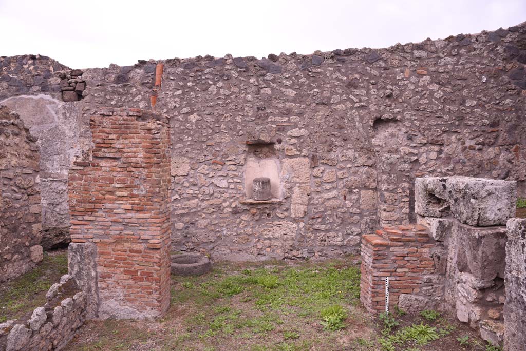 I.4.9 Pompeii. October 2019. Tablinum h. looking east into courtyard n, with niche in east wall.
Foto Tobias Busen, ERC Grant 681269 DÉCOR.
