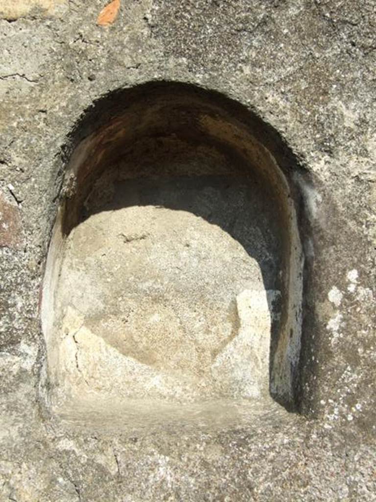 VI.5.17 Pompeii. March 2009. Niche in east wall of room on west side of atrium area. According to Boyce, the walls of the niche were coated with at least three successive layers of stucco. The middle layer was red.
See Boyce G. K., 1937. Corpus of the Lararia of Pompeii. Rome: MAAR 14. (p.46) 
