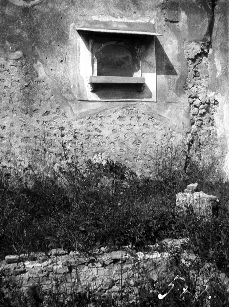 VI.7.3 Pompeii. W 1276. North wall of atrium with niche.
Photo by Tatiana Warscher. Photo © Deutsches Archäologisches Institut, Abteilung Rom, Arkiv. 
