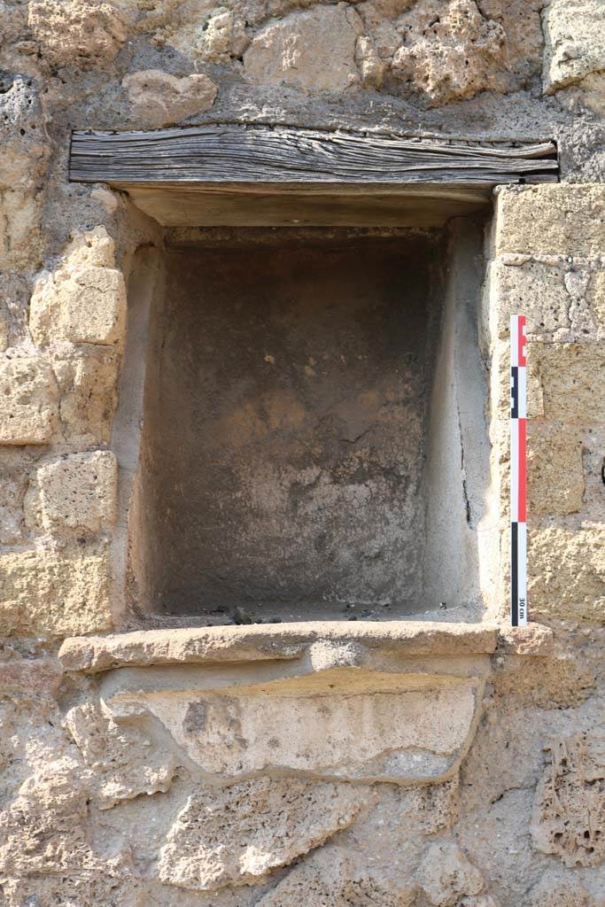 VI.14.4 Pompeii. December 2018. 
Detail of niche in north wall of shop. Photo courtesy of Aude Durand.
