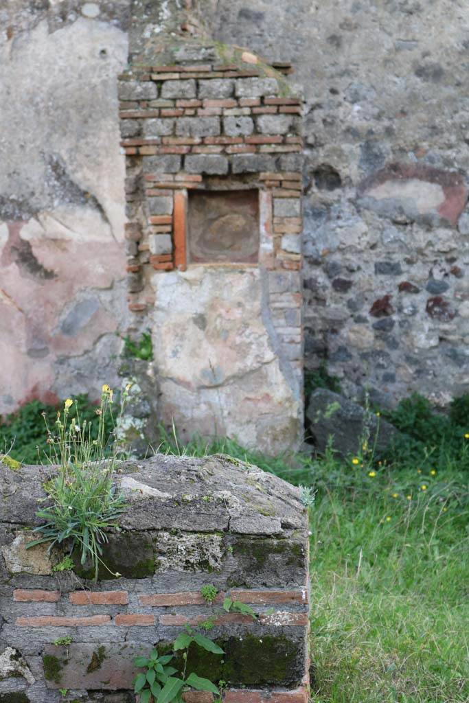 VI.16.21-22 Pompeii. December 2018. 
Looking south towards niche on south wall. Photo courtesy of Aude Durand.
