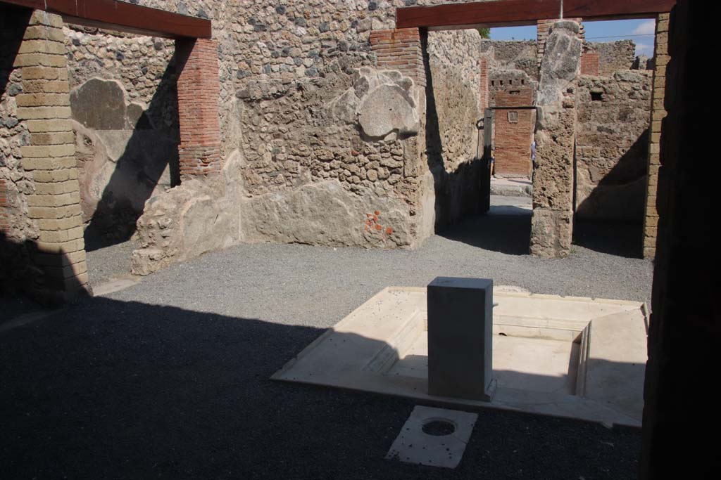 VII.1.25 Pompeii. September 2017. Looking east across impluvium in atrium towards entrance doorway.
On the left is the room in north-east corner of atrium, and the entrance corridor doorway is in the east wall of the atrium, in centre.
Photo courtesy of Klaus Heese.
