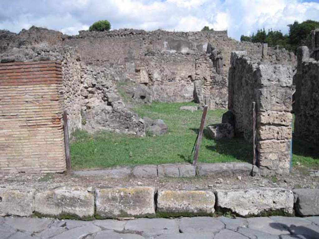 1.2.4 Pompeii. September 2010.  Entrance doorway, looking east from Via Stabiana. Courtesy of Drew Baker.
