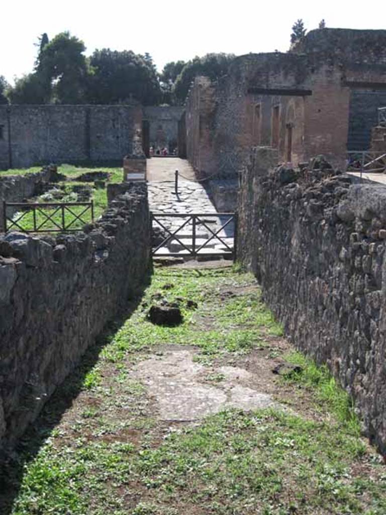 1.2.6 Pompeii. September 2010. Looking west from entrance corridor, towards doorway and Via Stabiana. Photo courtesy of Drew Baker.
