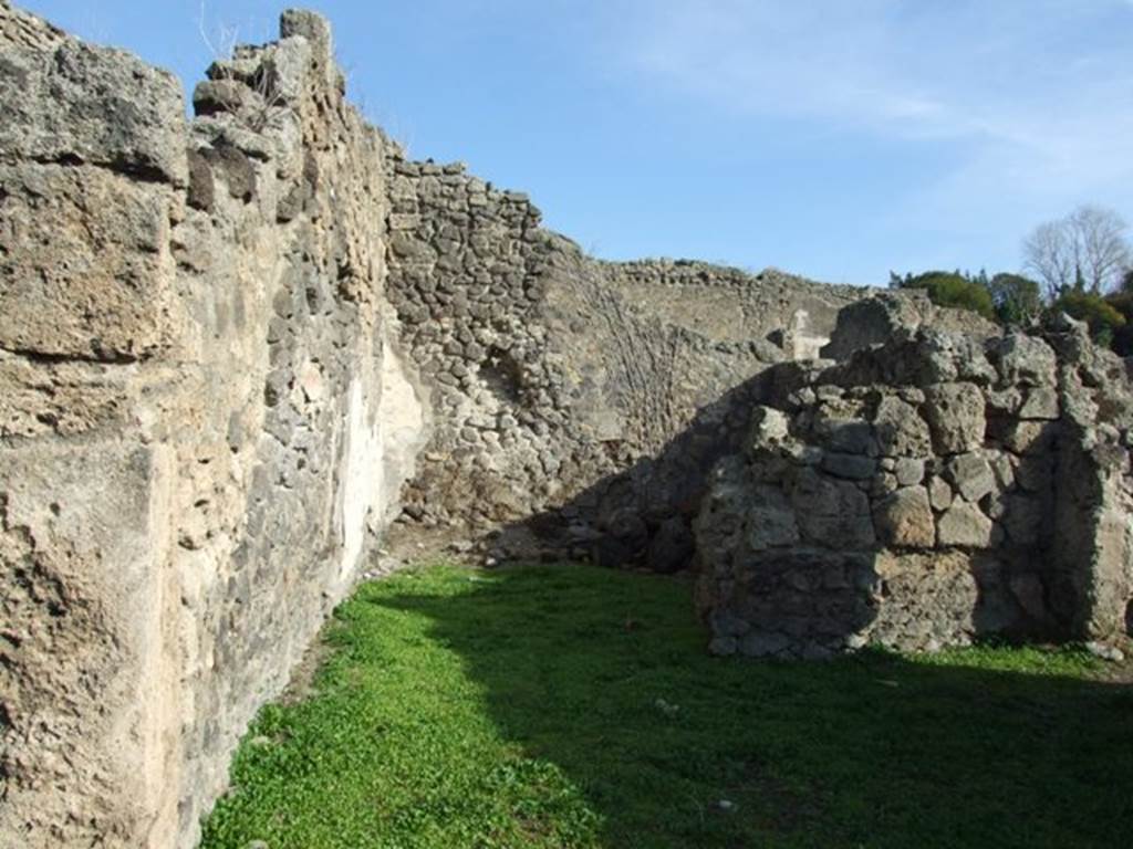 I.2.7 Pompeii.  December 2007. East walls of shop and rear room. Possibly the shape of the window in the wall between both can be made out. 