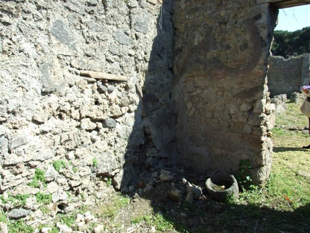 I.2.16 Pompeii.  March 2009.  Room 8.  South east corner, and doorway to Portico.