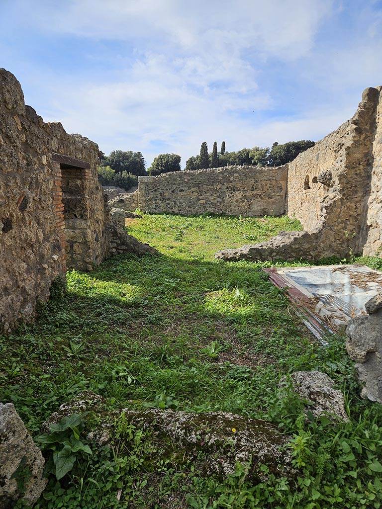 I.2.20 Pompeii. November 2024. 
Looking west from entrance corridor across small atrium towards garden area.
Photo courtesy of Annette Haug.
