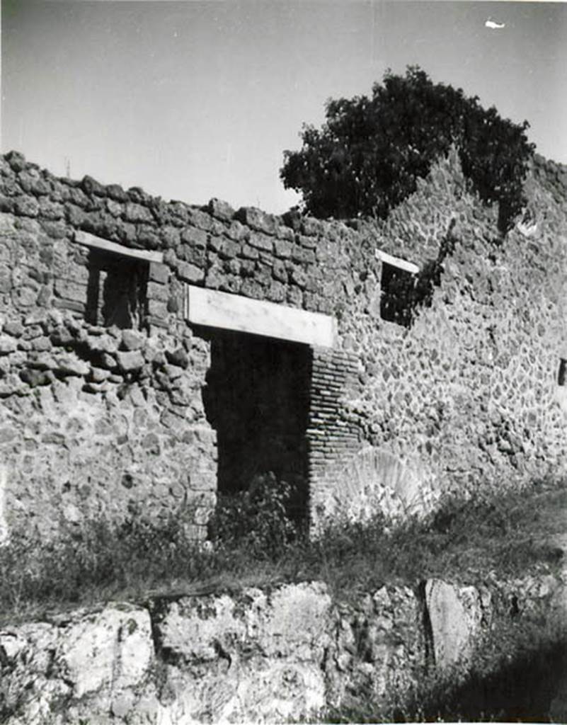 I.2.30 Pompeii. 1935 photo taken by Tatiana Warscher. Looking north to entrance doorway, with window on either side of it. 
See Warscher T., 1935. Codex Topographicus Pompeianus: Regio I.2. (no. 63), Rome: DAIR, whose copyright it remains.
According to Warscher “Un esempio del muro della strada dove una finestra è disposta sopra due del primo piano. Non c’è dubbio che la casa fosse a due piano”.
(translation: An example of a wall of a street where a window is placed over two on the first floor. There is no doubt that the house had two floors”.
