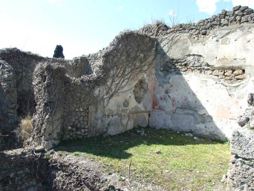 1.3.3 Pompeii.  March 2009. Exedra in north west corner of north side of Peristyle