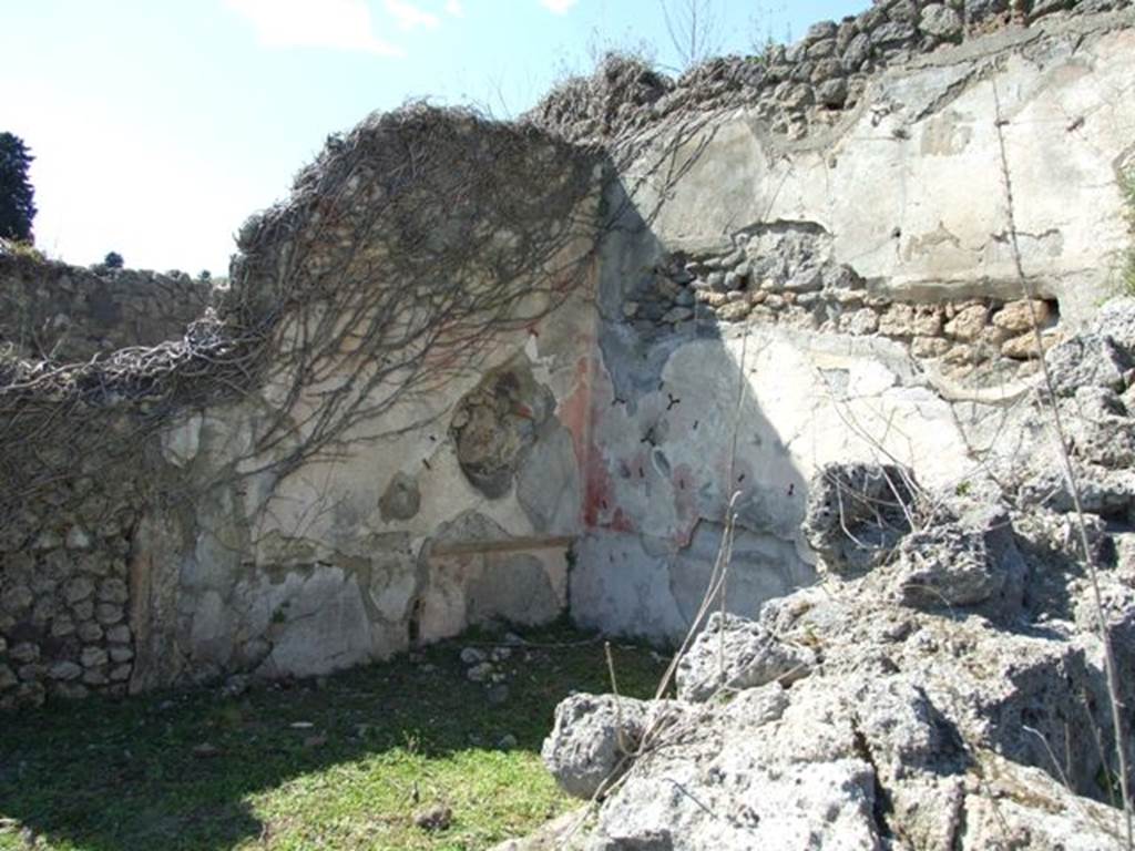 1.3.3 Pompeii.  March 2009.  Exedra on north side of Peristyle area.   North west corner with recess.