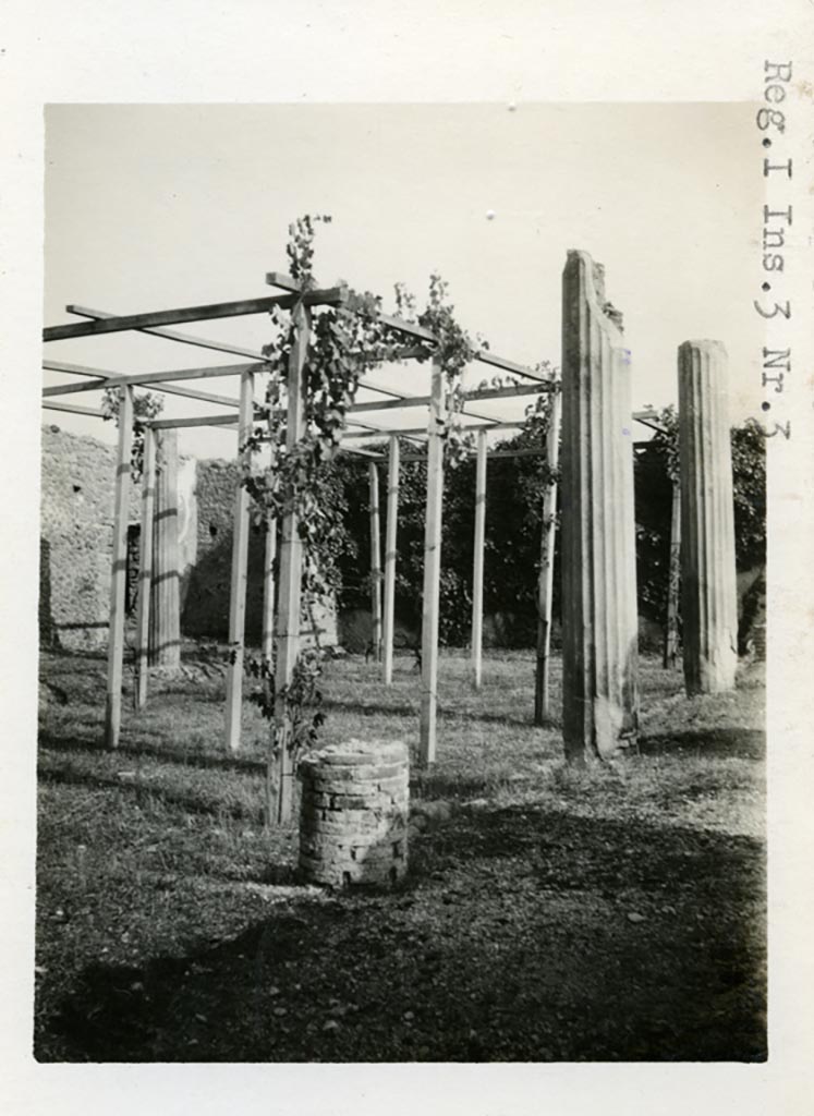 I.3.3 Pompeii. Pre-1937-39. Looking south across the west portico of the peristyle.
Photo courtesy of American Academy in Rome, Photographic Archive. Warsher collection no. 1816.
