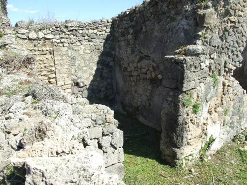 1.3.3 Pompeii.  March 2009.  Doorway to Cubiculum at north end of east side of upper level of peristyle area.