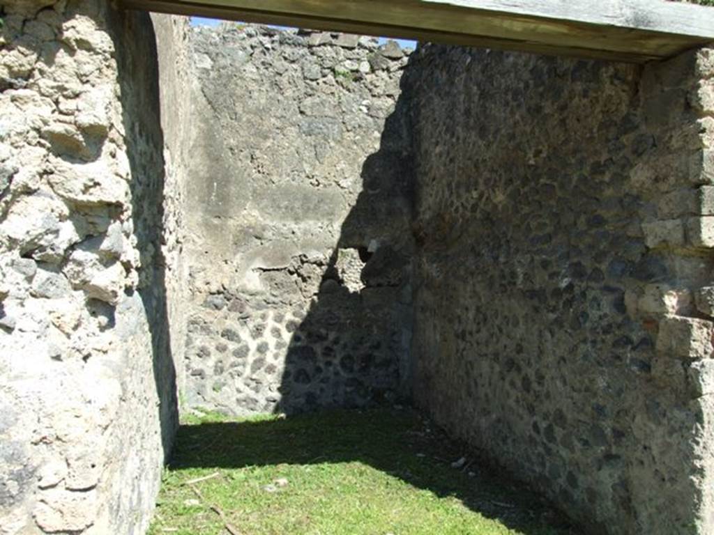 1.3.3 Pompeii.  March 2009. Exedra. Southern doorway of middle rooms in east side, looking east.