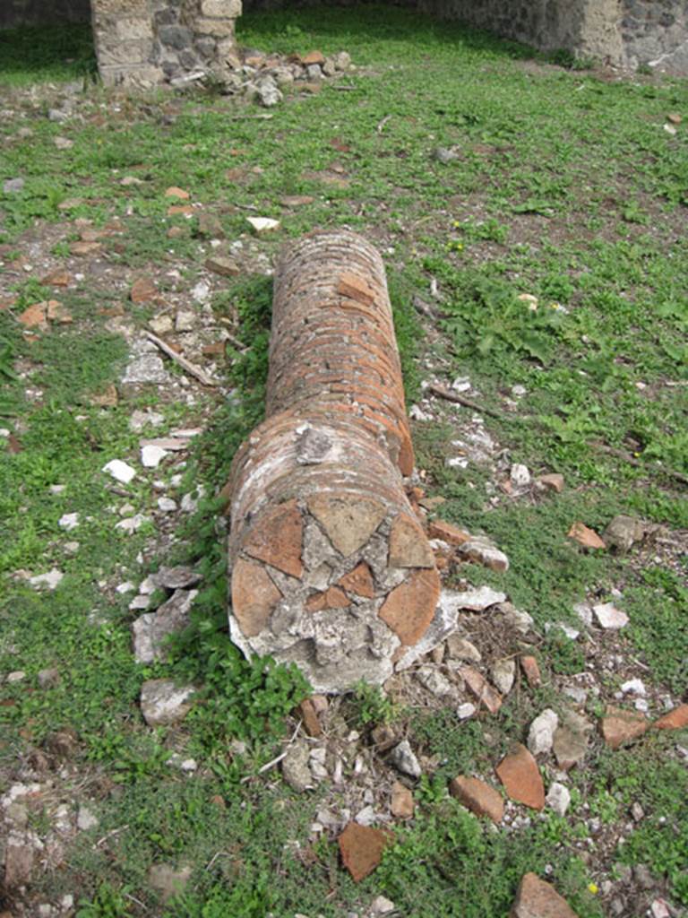 I.3.3 Pompeii. September 2010. Upper peristyle area, detail of fallen column in peristyle. 
Photo courtesy of Drew Baker.
