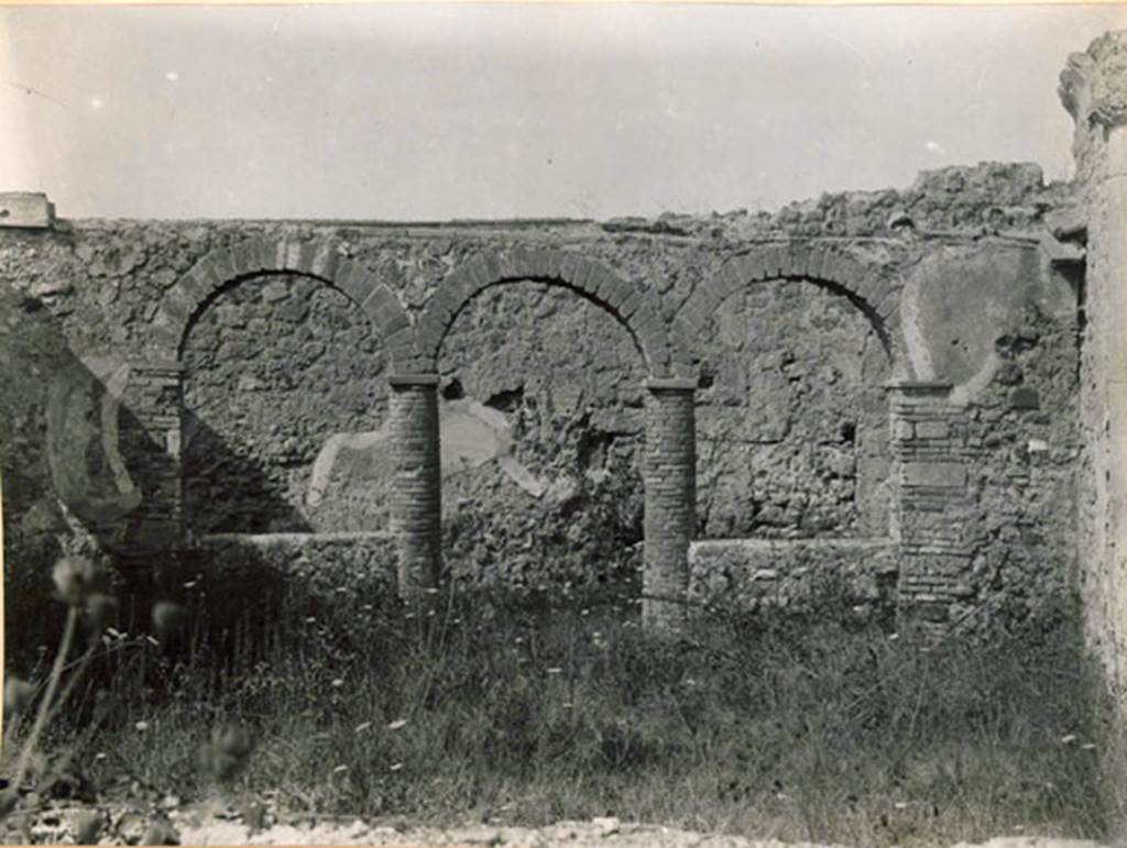 I.3.8b Pompeii. 1931 photograph, looking towards the west portico.  
This negative belonged to the Institute Germanico, 1931, 2839.
See Warscher, T, 1935: Codex Topographicus Pompejanus, Regio I, 3: (no.18a), Rome, DAIR, whose copyright it remains.  
DAIR 31.2839. Photo © Deutsches Archäologisches Institut, Abteilung Rom, Arkiv. 