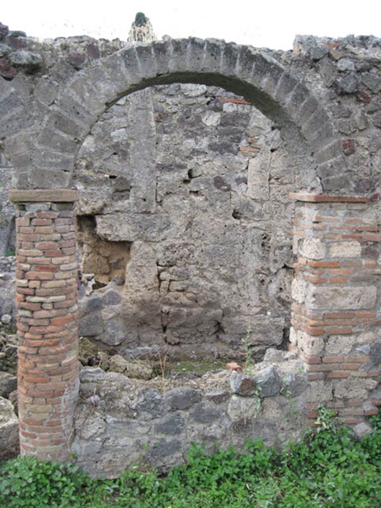 I.3.8b Pompeii. September 2010. Detail of northern arch. Photo courtesy of Drew Baker.
