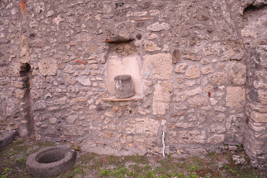 I.4.9 Pompeii. October 2019. Courtyard n, looking towards east wall, with niche.
Foto Tobias Busen, ERC Grant 681269 DCOR.
