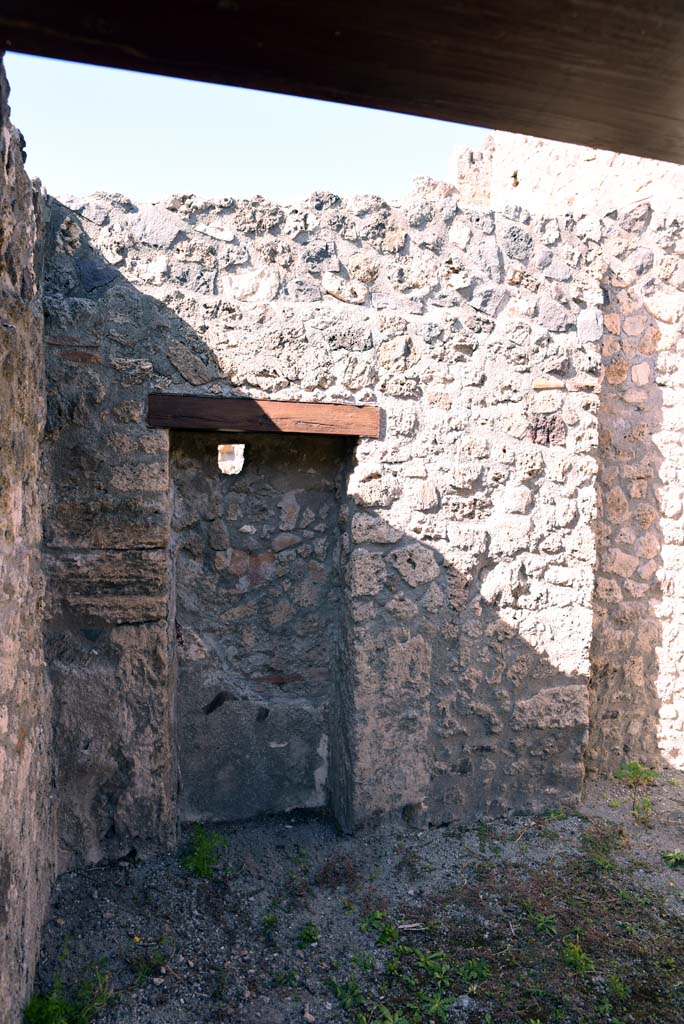 I.4.25/1.4.5 Pompeii. October 2019. 
Cubiculum 10, looking towards recess/niche at west end of north wall.
Foto Tobias Busen, ERC Grant 681269 DCOR.

