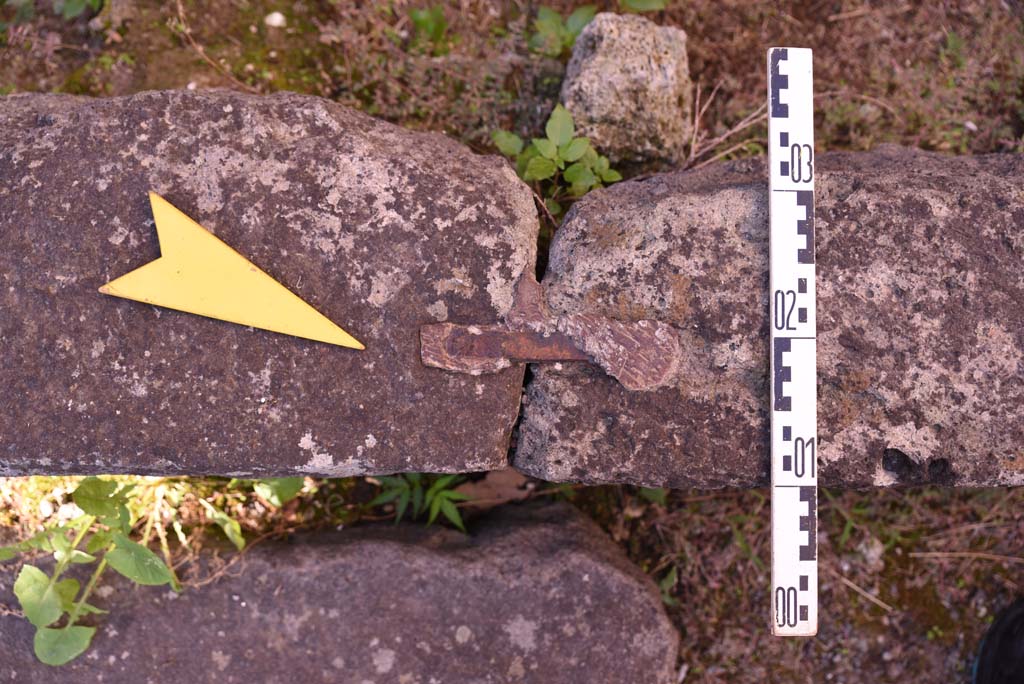 I.4.25 Pompeii. October 2019. Room 51, detail from north interior end of front wall, looking west.    
Foto Tobias Busen, ERC Grant 681269 DCOR

