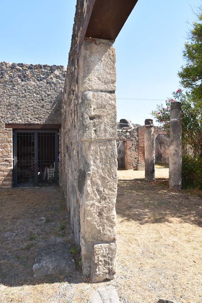 I.4.25 Pompeii. September 2020. 
Looking east, with east ala 54, on left, and north portico of upper peristyle 56, on right.
Foto Tobias Busen, ERC Grant 681269 DÉCOR
