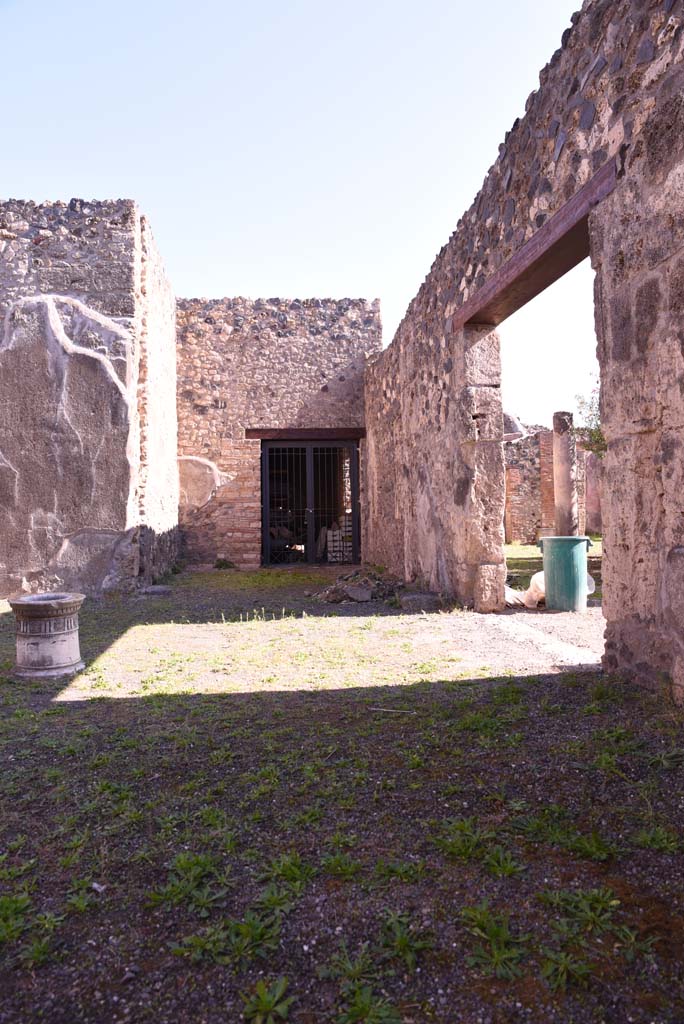 I.4.25 Pompeii. October 2019. 
Atrium 47, looking east along south side, with entry to north portico of upper peristyle 56, on right.
Foto Tobias Busen, ERC Grant 681269 DÉCOR
