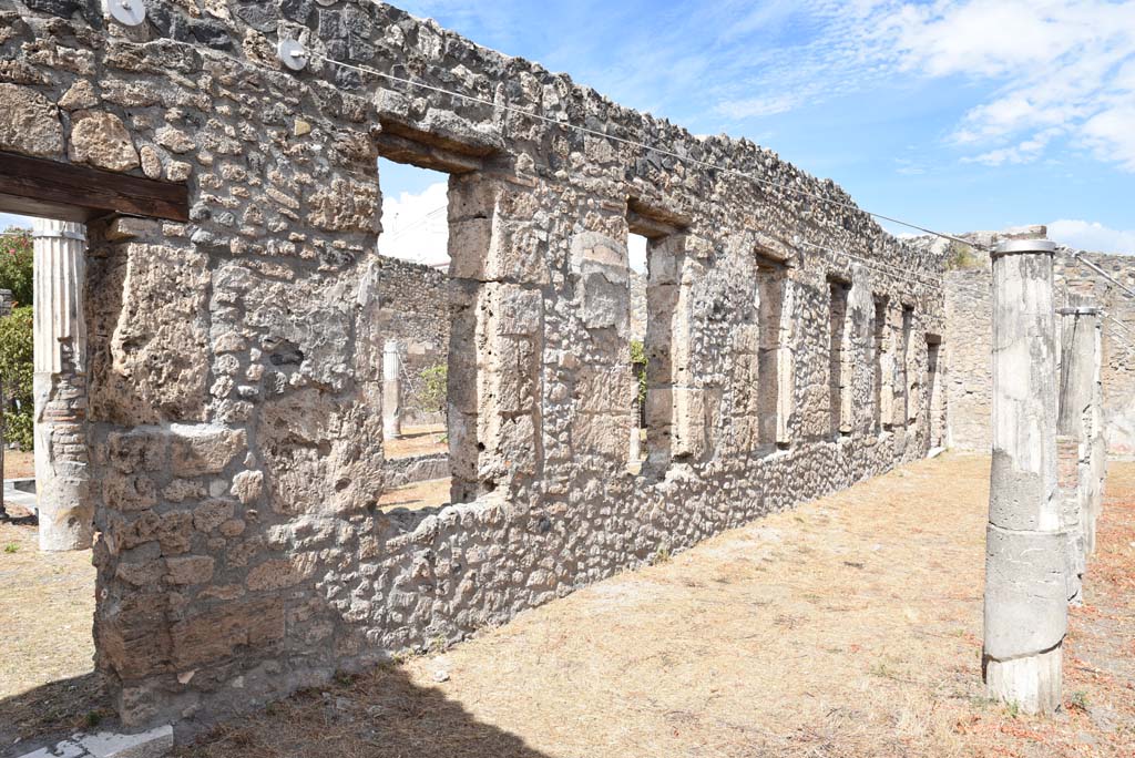 I.4.25 Pompeii. September 2020. 
Lower Peristyle 32, looking east along north portico towards other doorway to Middle Peristyle 17, at east end.
Foto Tobias Busen, ERC Grant 681269 DÉCOR.
