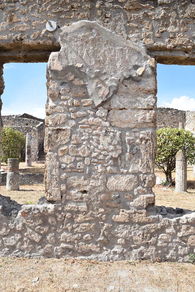 I.4.25 Pompeii. September 2020. 
Lower Peristyle 32, continuation of north wall of north portico with windows through to Middle Peristyle 17.
Foto Tobias Busen, ERC Grant 681269 DCOR.
