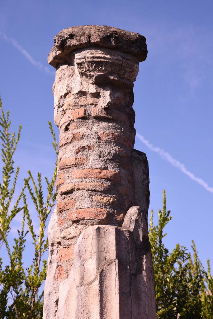 I.4.25 Pompeii. October 2019. Lower Peristyle 32, detail of column.
Foto Tobias Busen, ERC Grant 681269 DCOR.

