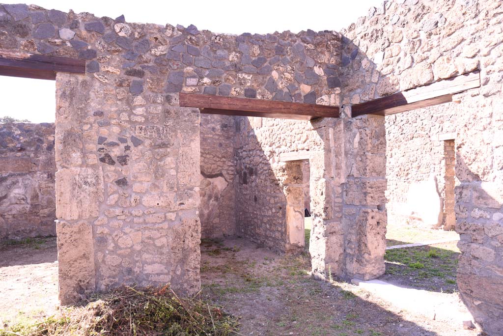 I.4.25 Pompeii. October 2019. 
Lower Peristyle 32, north-west corner.
Looking towards doorway to room 37, on left, to room 36 with small doorway in north wall into tablinum 14, and doorway to Middle Peristyle 17, on right.
Foto Tobias Busen, ERC Grant 681269 DCOR.
