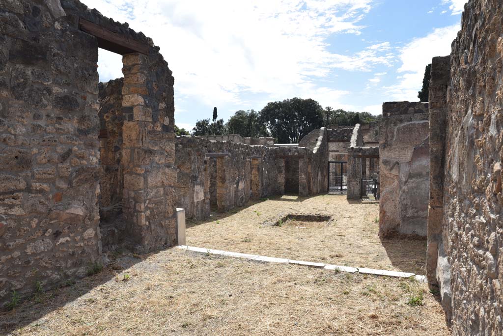 I.4.25/1.4.5 Pompeii. September 2020. Room 14, tablinum, looking west across atrium 6 towards entrance doorway at I.4.5.
Foto Tobias Busen, ERC Grant 681269 DCOR.
