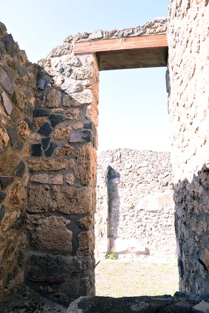 I.4.25/1.4.5 Pompeii. October 2019. Room 16, looking north into Tablinum 14.
Foto Tobias Busen, ERC Grant 681269 DCOR.
