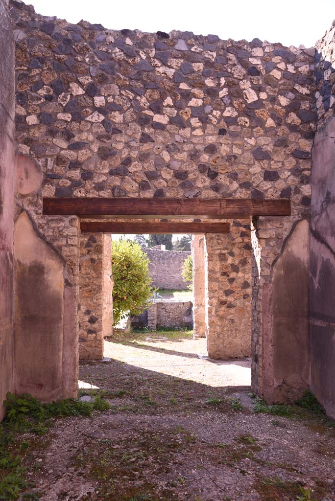 I.4.5 Pompeii. October 2019. 
Room 20, looking west across cubiculum, into antechamber, and out onto Middle Peristyle 17. 
Foto Tobias Busen, ERC Grant 681269 DÉCOR.
