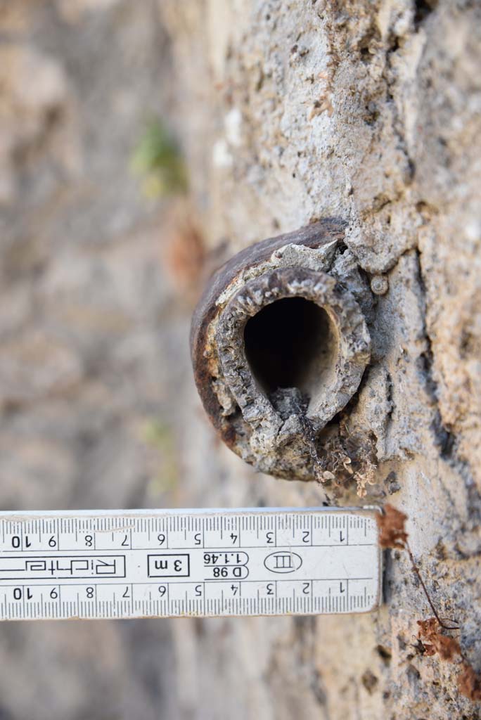 I.4.25 Pompeii. September 2020. Middle Peristyle 17, measuring the diameter of the lead pipe on rear east wall of pool.     
Foto Tobias Busen, ERC Grant 681269 DÉCOR
