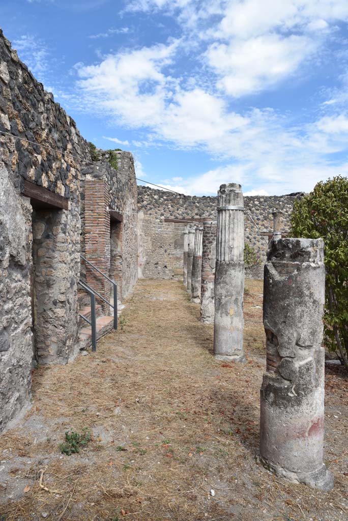 I.4.25 Pompeii. September 2020. Middle Peristyle 17, looking east along north portico.  
Foto Tobias Busen, ERC Grant 681269 DÉCOR
