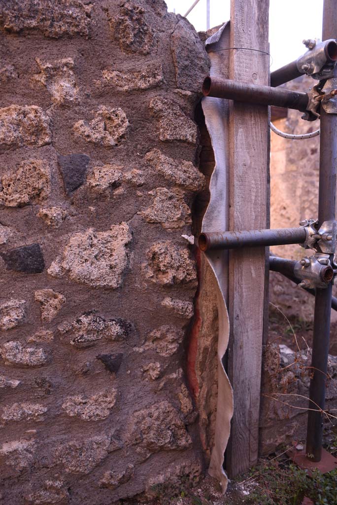 I.4.25/I.4.5 Pompeii. October 2019. 
Atriolo 43, remaining painted stucco at south end of small wall.
Foto Tobias Busen, ERC Grant 681269 DCOR.
