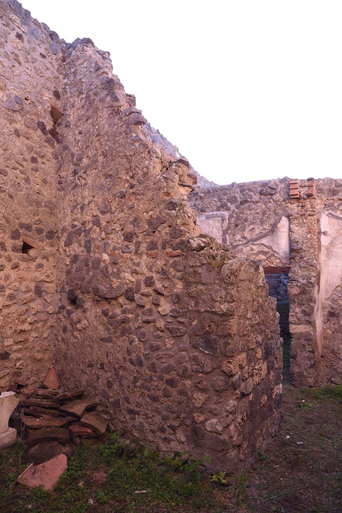 I.4.25 Pompeii. October 2019. Room 62, south-east corner and doorway to room 61, on right.
Foto Tobias Busen, ERC Grant 681269 DCOR.
