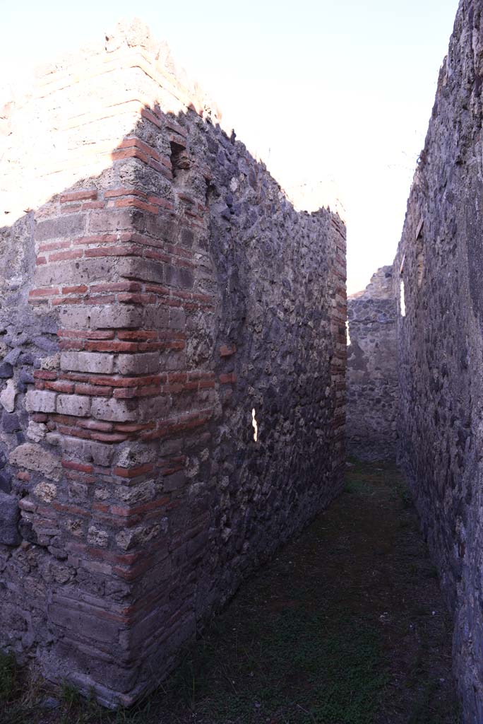 I.4.25 Pompeii. October 2019. Room 64, looking north along west wall of corridor linking two parts of room 64.
Foto Tobias Busen, ERC Grant 681269 DCOR.

